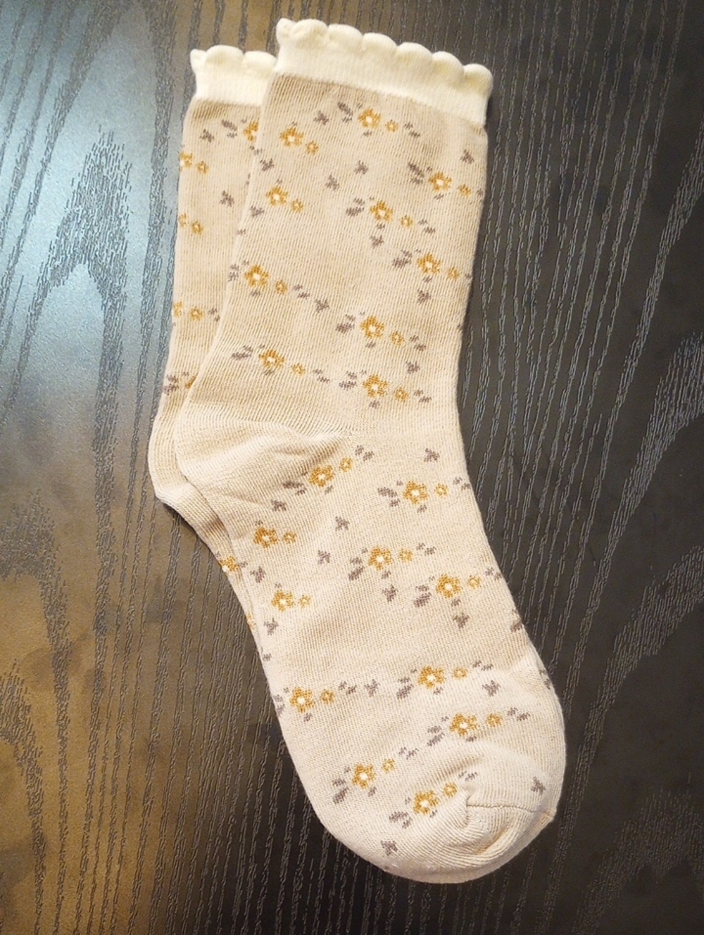 Brown Cream Ditsy Floral Classic Scallop Cuffs Crew Mid-calf Socks